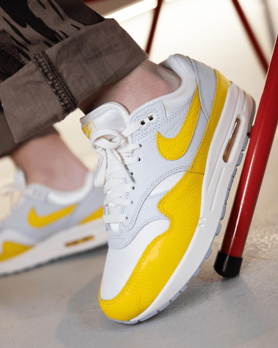 Nike Air Max 1 OG blanche grise et jaune on feet (2)