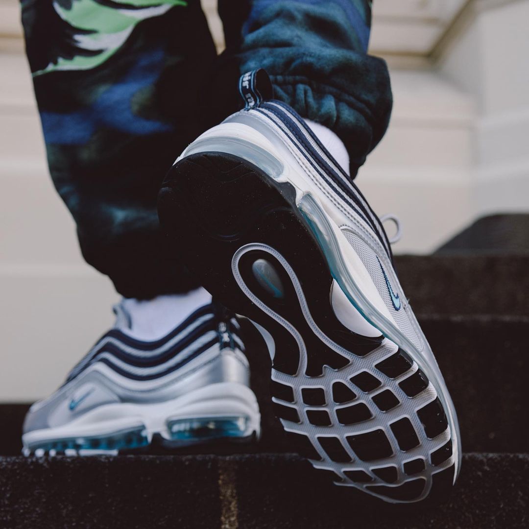 Nike Air Max 97 gris argent bleu turquoise on feet (2)
