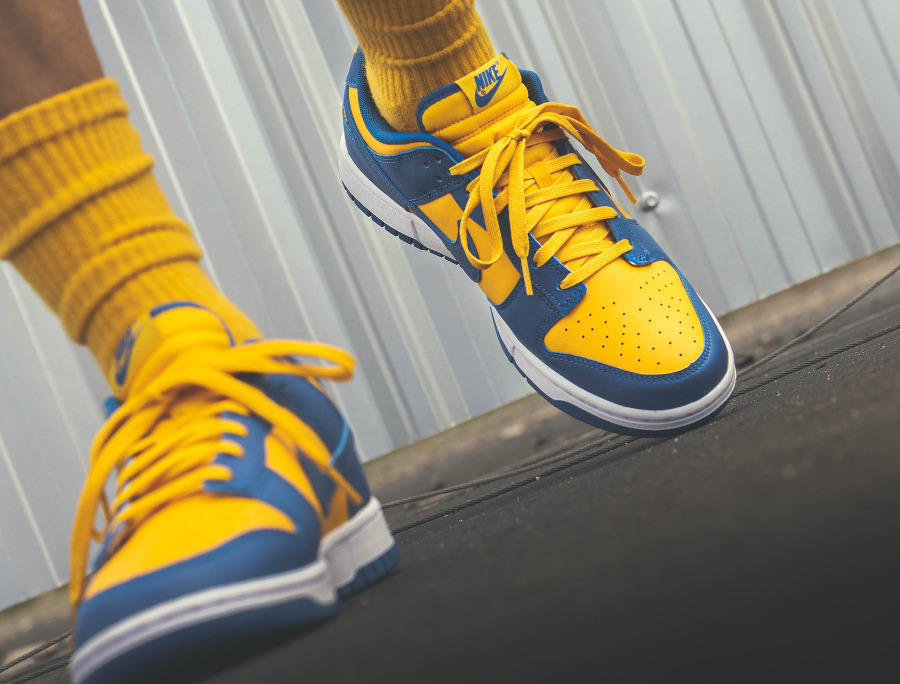 Nike Dunk Low Retro jaune et bleue 2022 on feet (1)