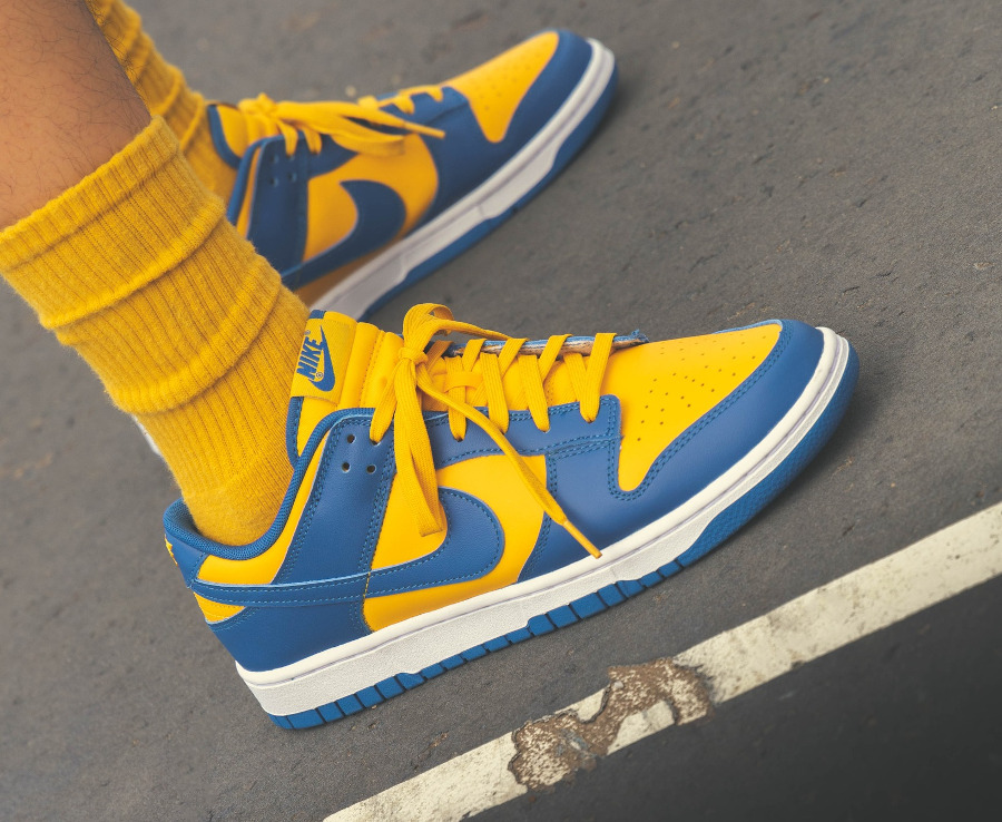Nike Dunk Low Retro jaune et bleue 2022 on feet (2)