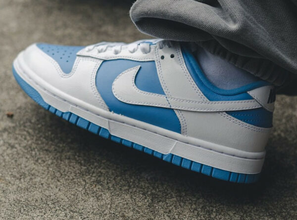 Nike Dunk Low blanche et bleu université 2022 (1)