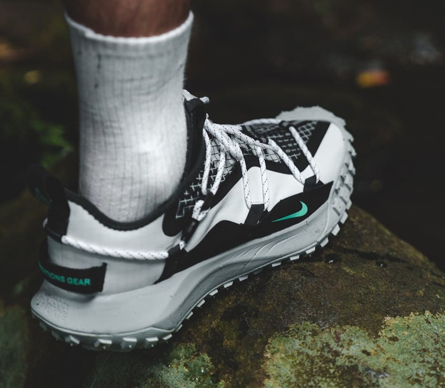 Nike Mountain Fly Low ACG blanche noire et vert menthe on feet (1)