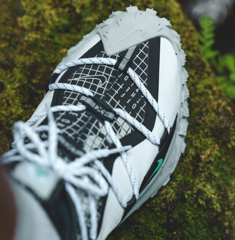 Nike Mountain Fly Low ACG blanche noire et vert menthe on feet (2)