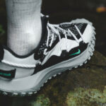 Nike Mountain Fly Low ACG blanche noire et vert menthe on feet (couv)