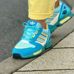 Adidas ZX 8020 bleu turquoise jaune pastel on feet 1 150x150