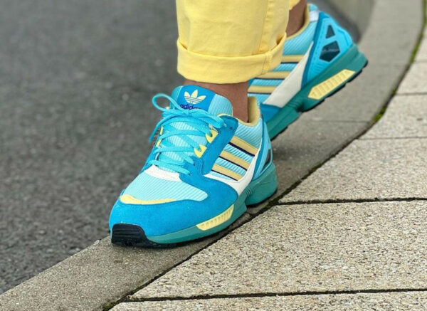 Adidas ZX 8020 bleu turquoise jaune pastel on feet 1 600x437