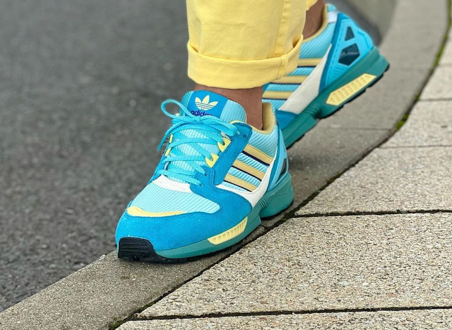 Adidas ZX 8020 bleu turquoise jaune pastel on feet (1)