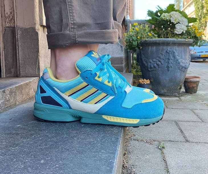 Adidas ZX 8020 bleu turquoise jaune pastel on feet (3)