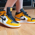 Air Jordan 1 Mid mi-montante blanche jaune et noire on feet