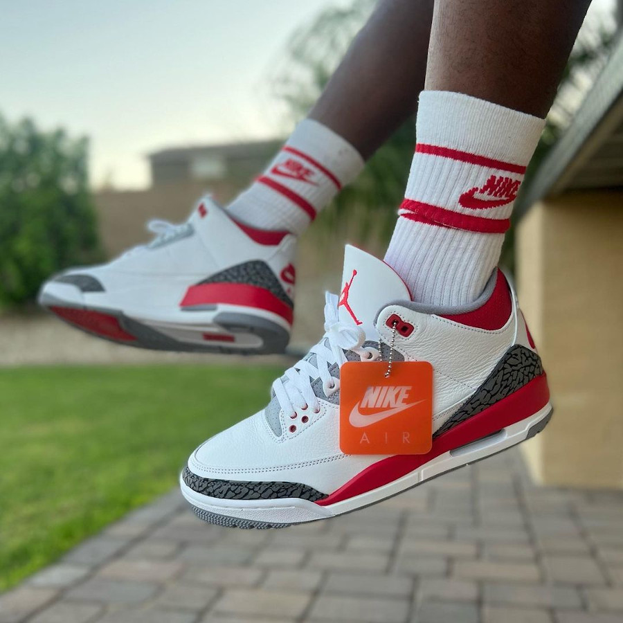 Air Jordan 3 rouge feu on feet (1)