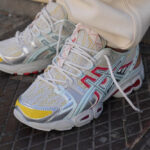 Asics UB5-S Gel Nimbus multicolore on feet (2)