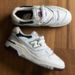 New Balance 550 blanche bleu marine et violette (2)