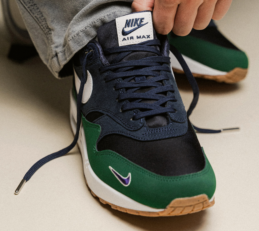 Nike Air Max 1 veste universitaire verte et bleu foncé on feet