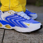 Nike Air Max TW 1 bleu blanche et jaune on feet