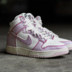 Nike Dunk High 1985 en jeans rose pastel (2)