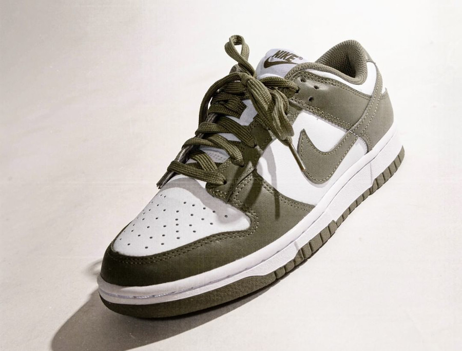 Nike Dunk Low blanche et vert olive (2)