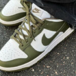Nike Dunk Low blanche et vert olive on feet