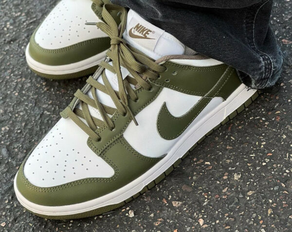 Nike Dunk Low blanche et vert olive on feet