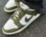 Nike Dunk Low blanche et vert olive on feet