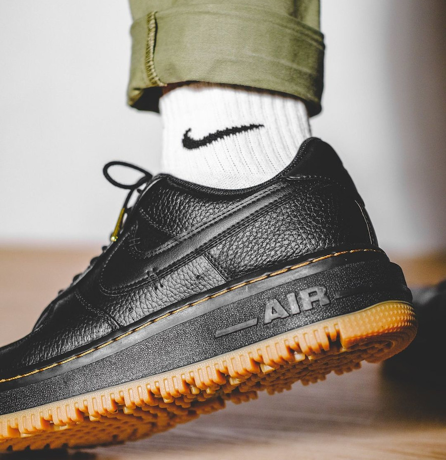 Botte Nike Air Force 1 Lux noire on feet (1)