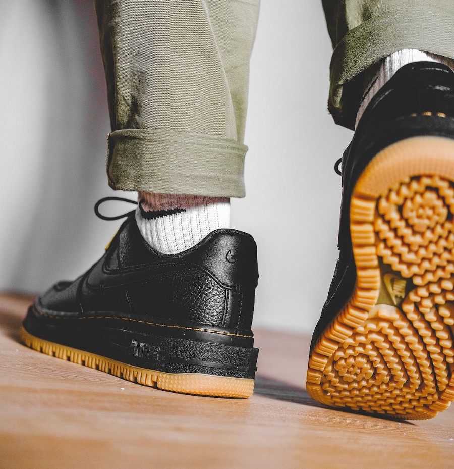 Botte Nike Air Force 1 Lux noire on feet (3)
