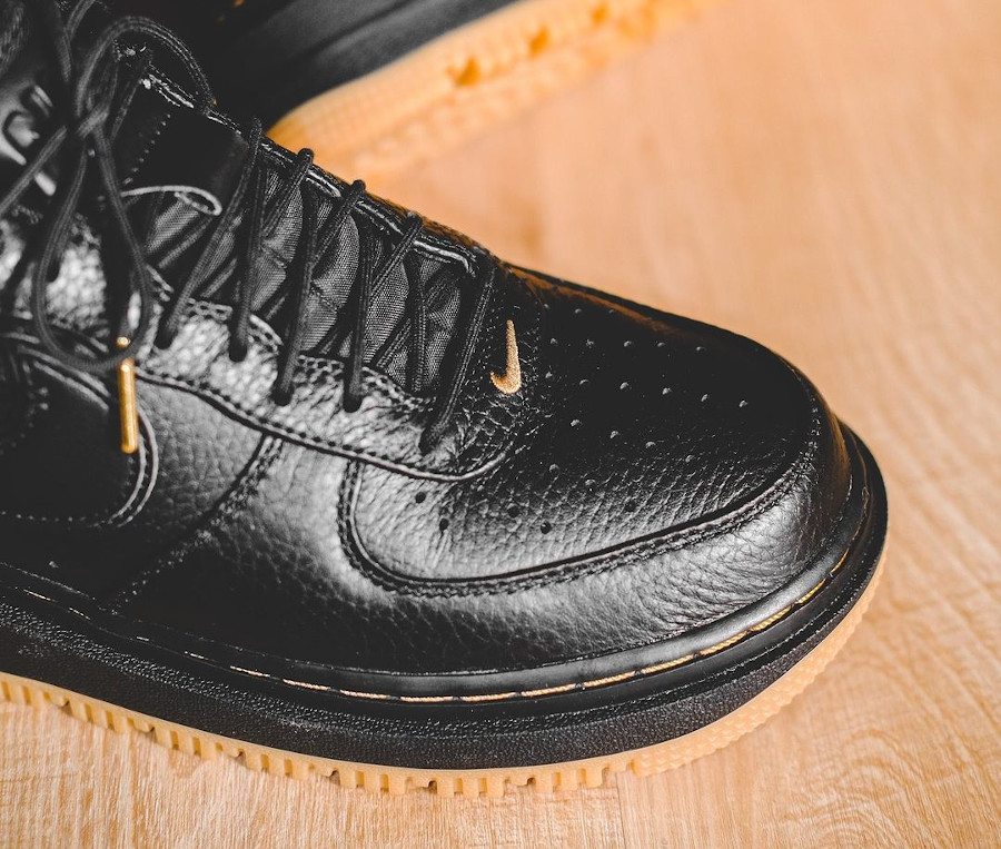 Botte Nike Air Force 1 Lux noire on feet (5)