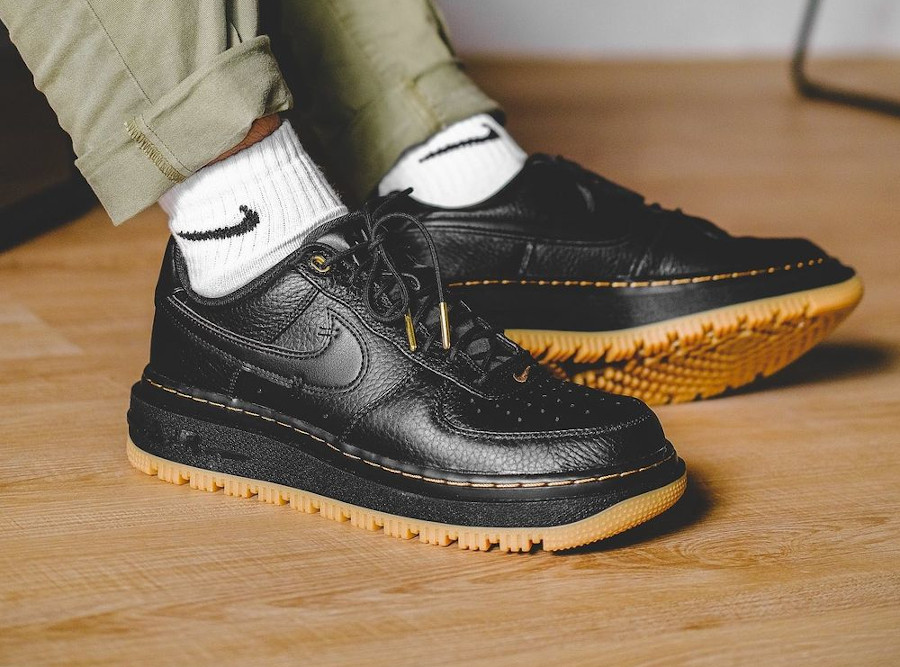 Botte Nike Air Force 1 Lux noire on feet (7)