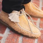 Clarks Wallabee Boot en laine de moutton marron clair on feet (1)