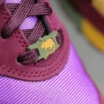 New Balance 580 Strayrats bordeaux rose et jaune (couv)