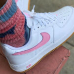 Nike Air Force basse COTM blanche rose on feet (couv)
