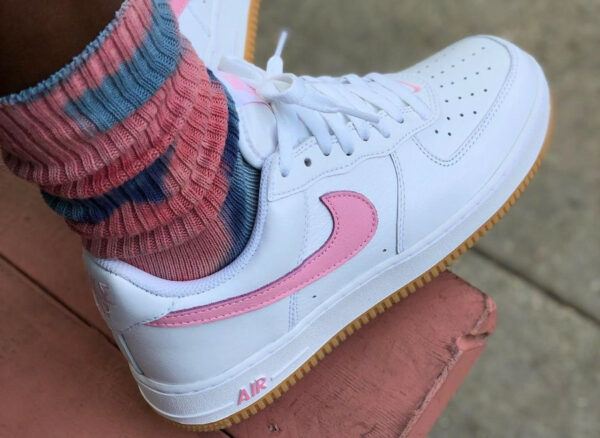 Nike Air Force basse COTM blanche rose on feet (couv)