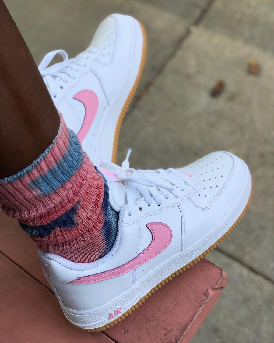 Nike Air Force basse COTM blanche rose on feet