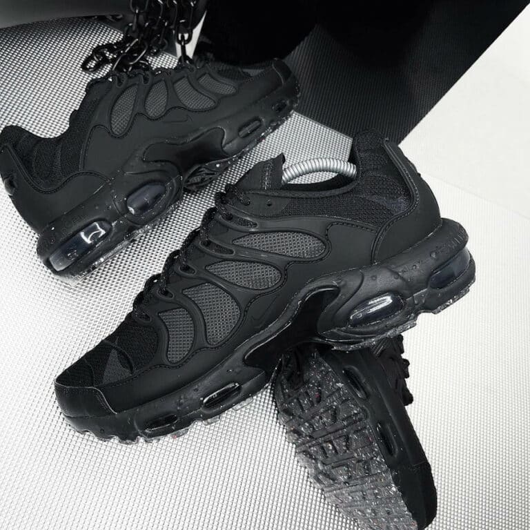 nike tn plus triple black