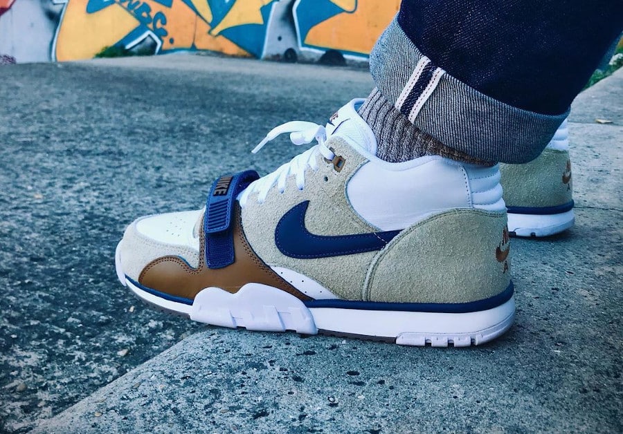 Nike Air Trainer 1 blanche marron beige et bleu foncé on feet (1)