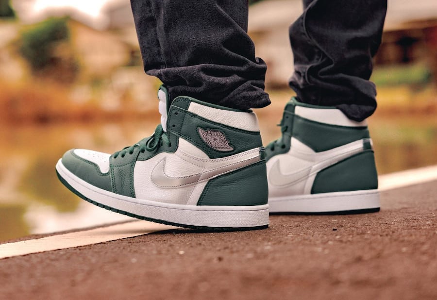 Air Jordan 1 montante blanche vert sapin et gris métallique on feet (1)