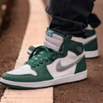 Air Jordan 1 montante blanche vert sapin et gris métallique on feet (2)