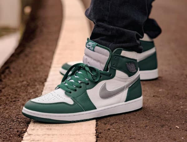 Air Jordan 1 montante blanche vert sapin et gris métallique on feet (2)