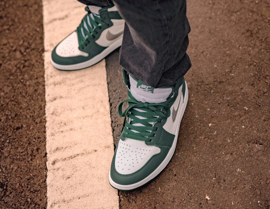 Air Jordan 1 montante blanche vert sapin et gris métallique on feet (3)
