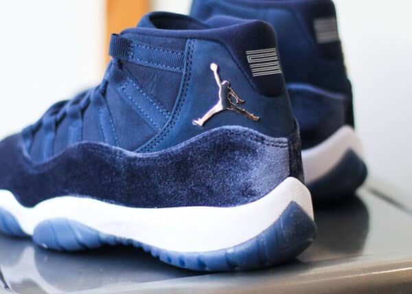 Air Jordan 11 en tissu brillant bleu foncé (5)