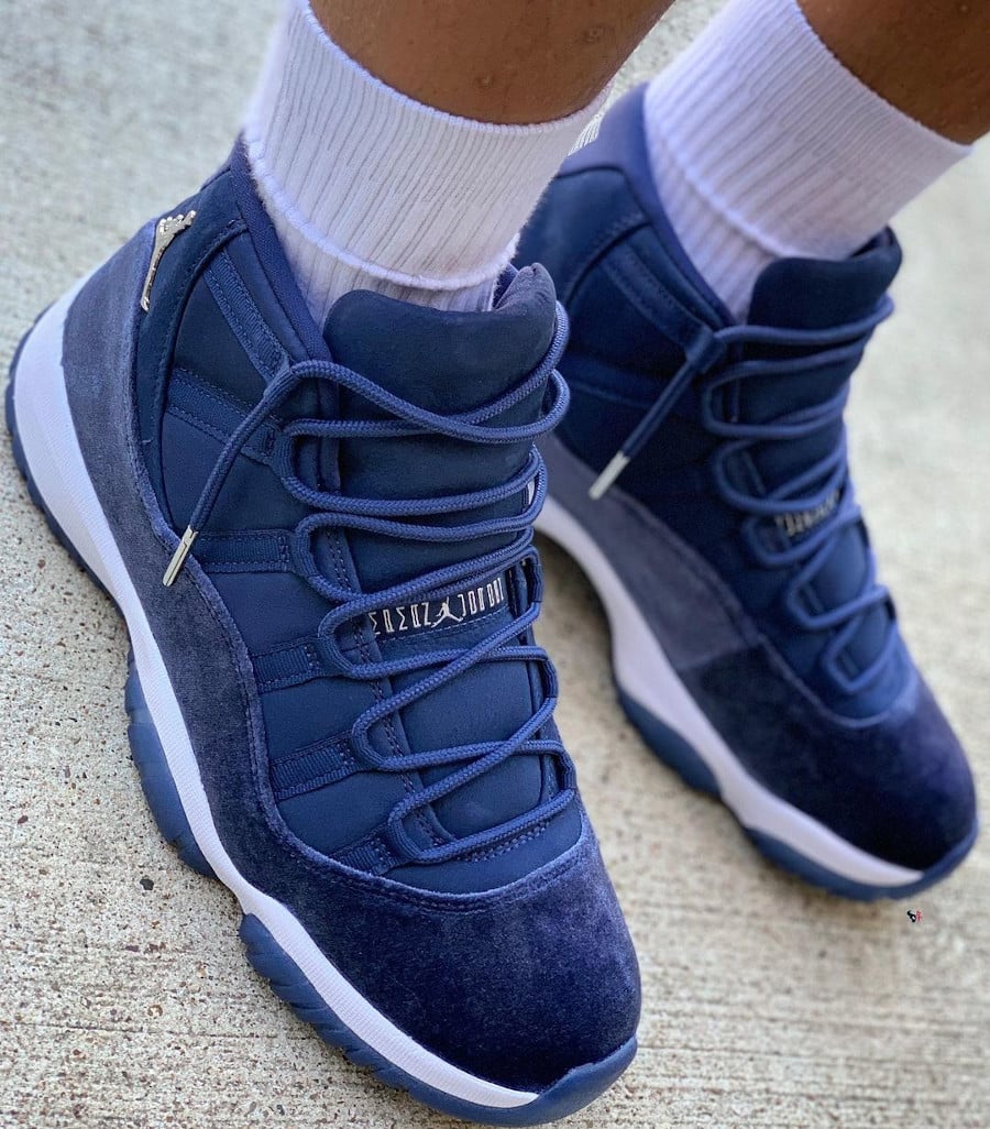 Air Jordan 11 en tissu brillant bleu foncé on feet