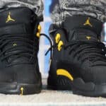 Air Jordan 12 noire et jaune doré on feet (2)
