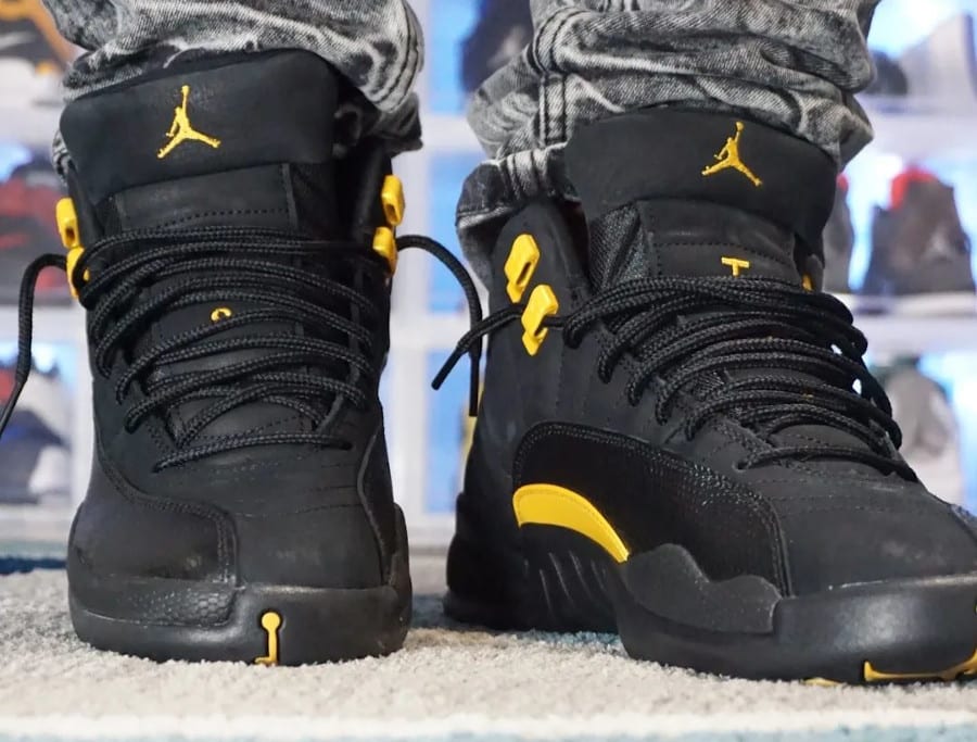 Air Jordan 12 noire et jaune doré on feet (2)