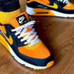 Nike Air Max 90 grise jaune et orange on feet (couv)