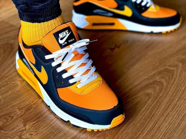 Nike Air Max 90 grise jaune et orange on feet (couv)