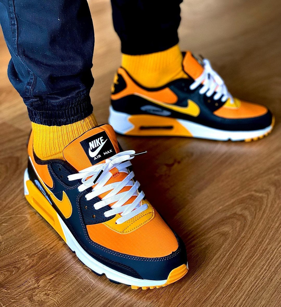 Nike Air Max 90 grise jaune et orange on feet