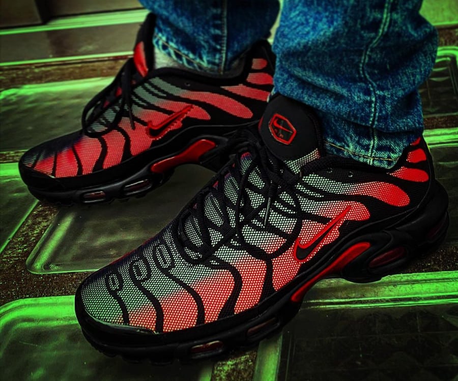 Nike Tuned 1 rouge et noire qui brille on feet (1)