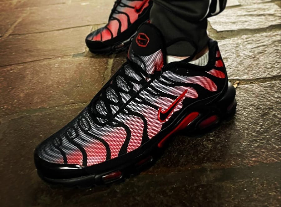 Nike Tuned 1 rouge et noire qui brille on feet (3)