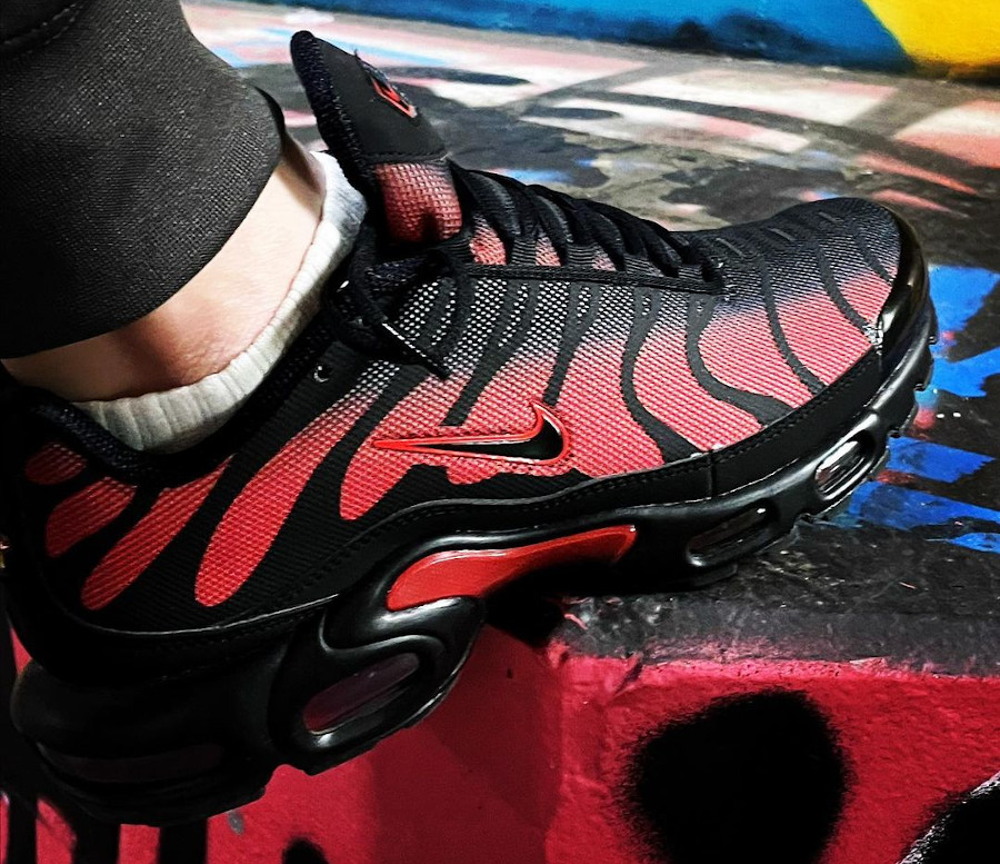 Nike Tuned 1 rouge et noire qui brille on feet (5)