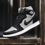 Air Jordan 1 Hi grise avec des poils noires (1)