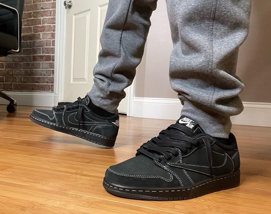 Air Jordan 1 Low ts noir on feet